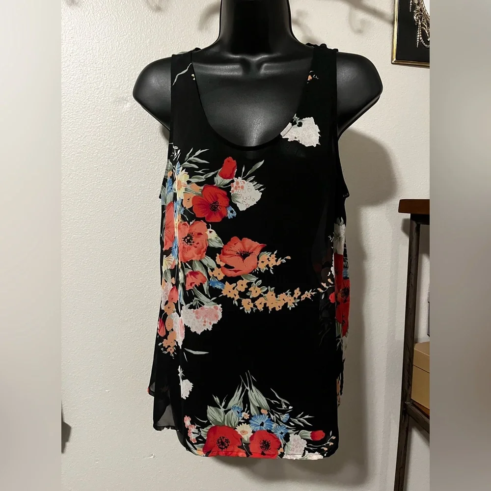 Forever 21 women’s sleeveless blouse. Black with floral pattern. Size M